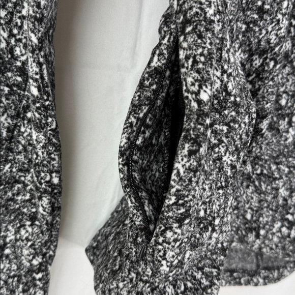 Spyder Active Black and White Size S Half Zip Fleece w/pocket & thumbholes NWT - Picture 3 of 5